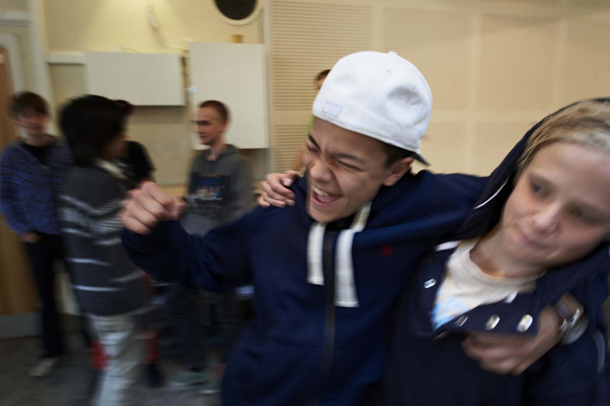 Kille i vit keps busar med kompisar