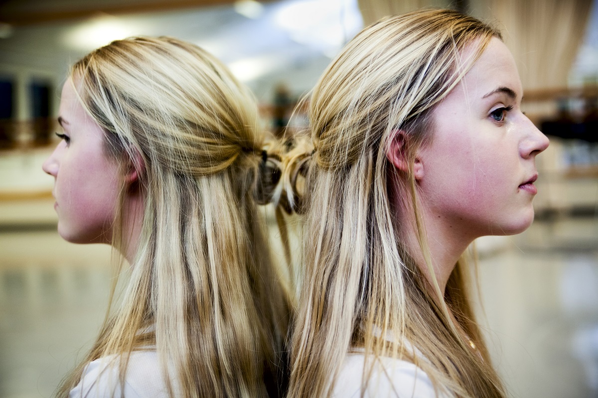 Tjej med sin egen spegelbild