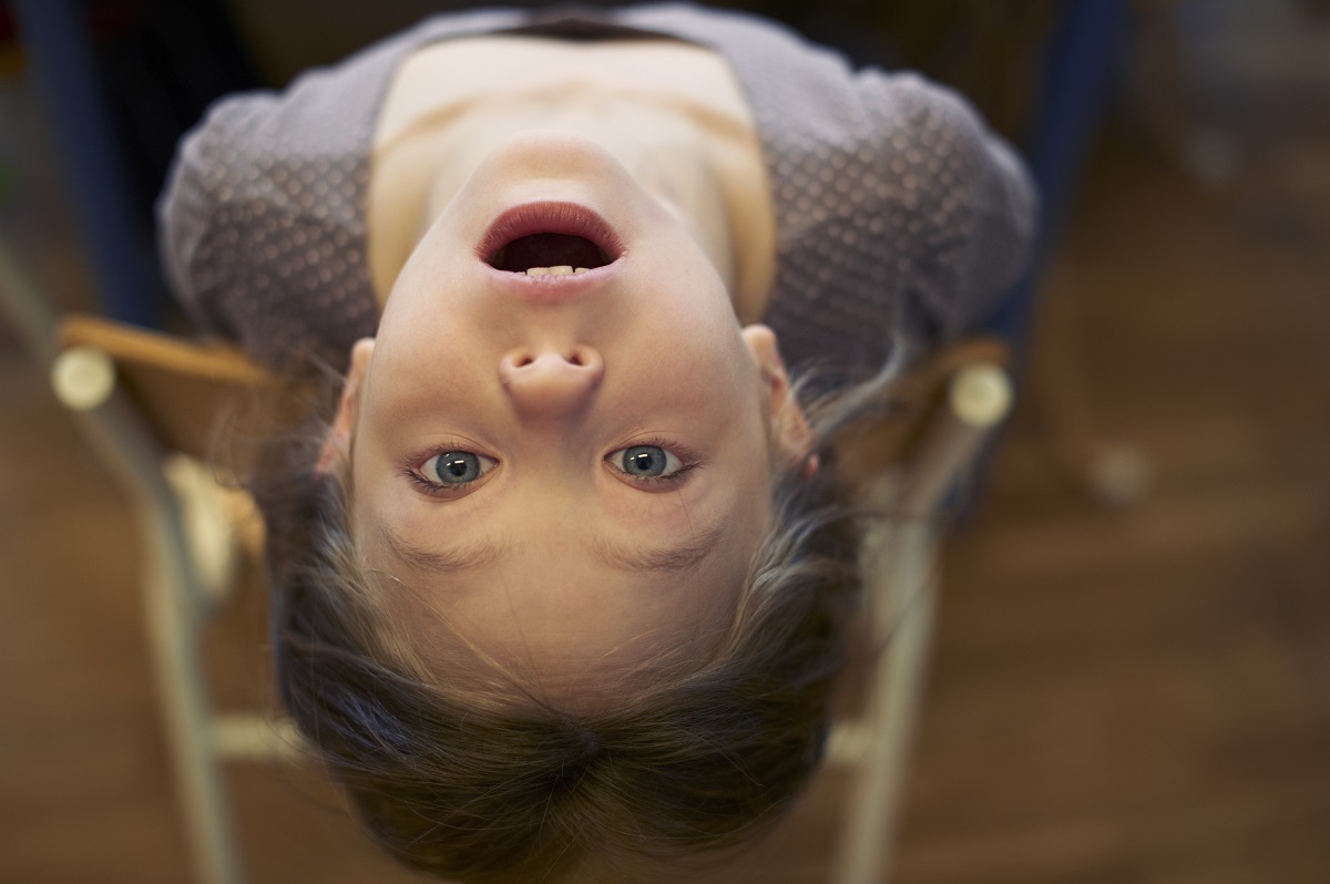 Flicka som hänger upp och ner