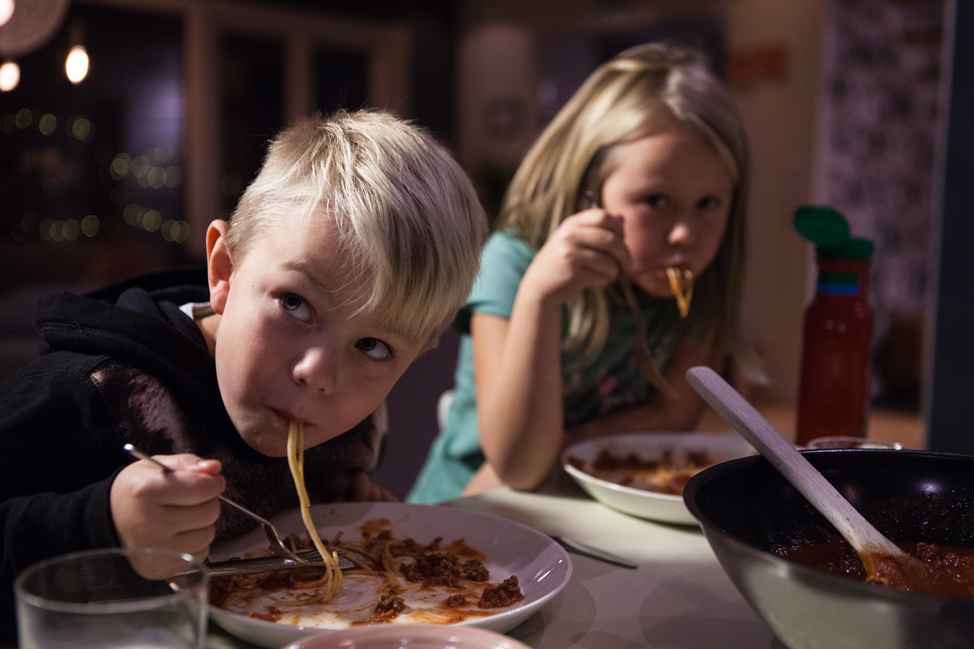 Barn äter spaghetti