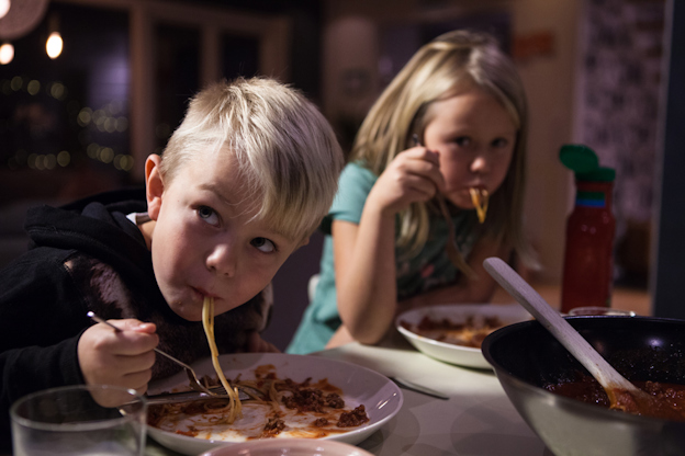 Barn äter spaghetti