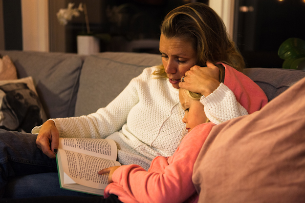 en kvinna läser för ett barn