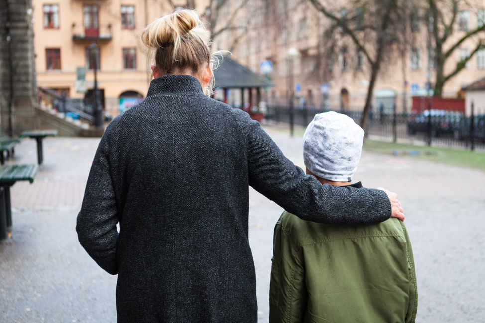 en kvinna och ett barn går iväg