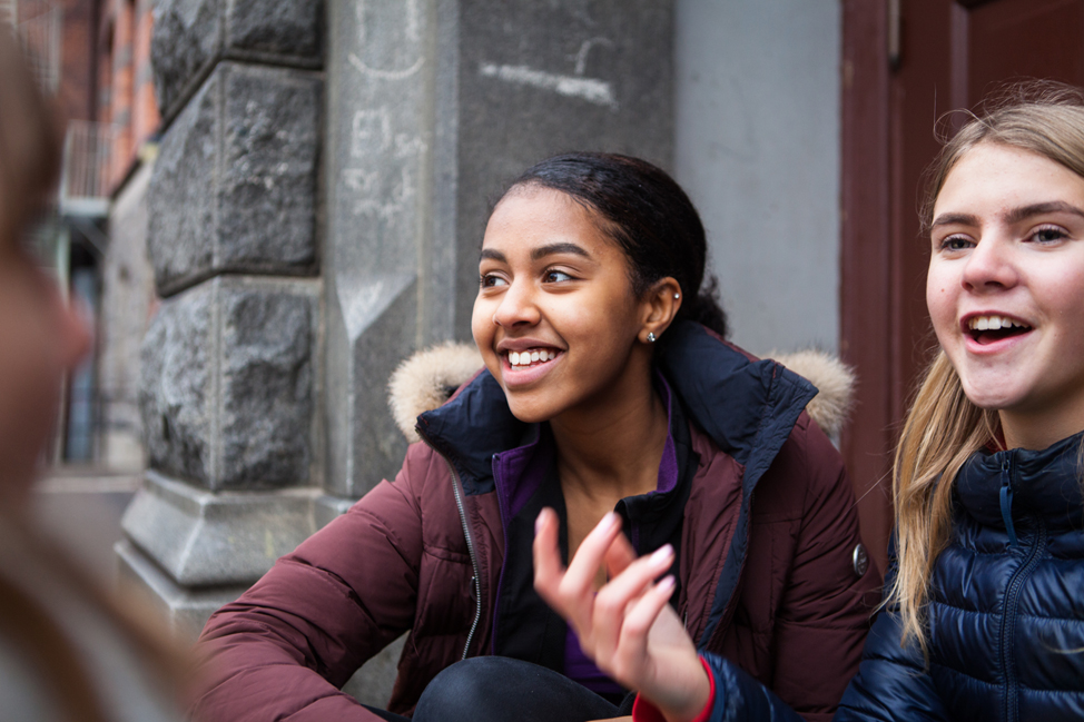 Flickor som har roligt