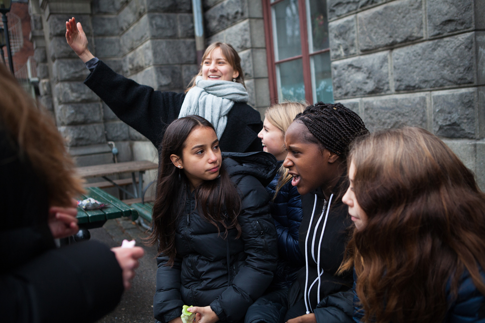 Flickor som sitter och pratar