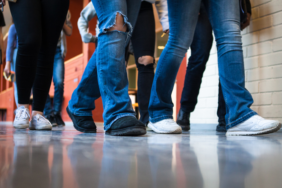 fötter till ungdomar som går