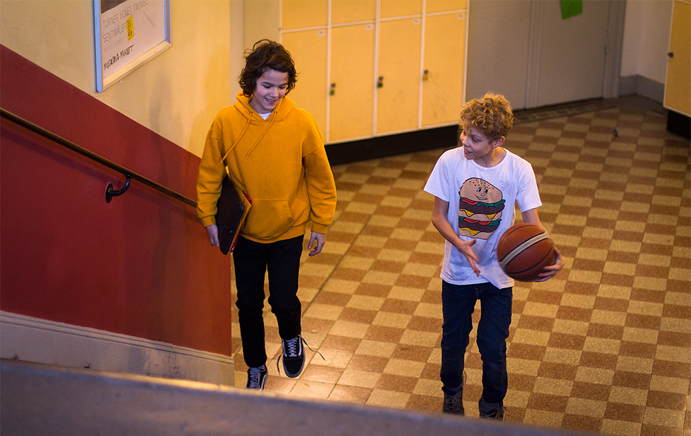 killar går upp för en trappa