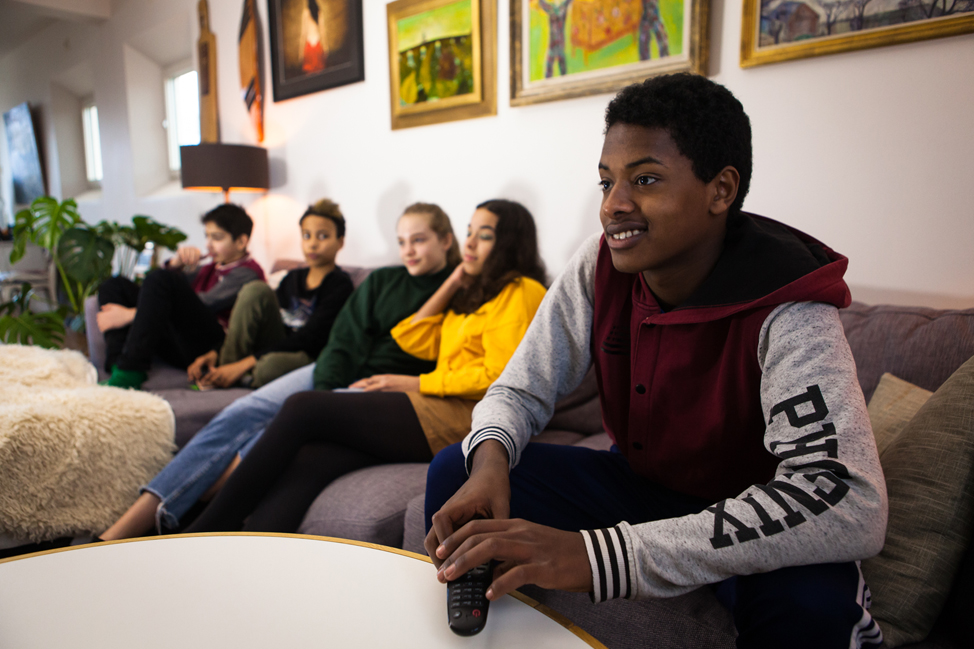 Kille med fjärrkontroll