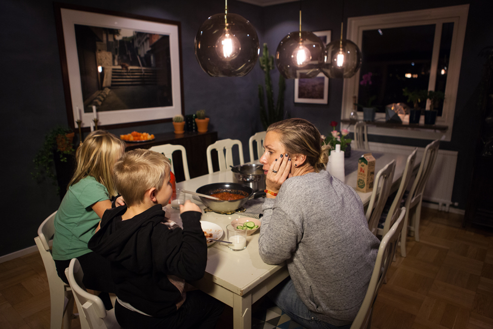 kvinna och barn vid bordet