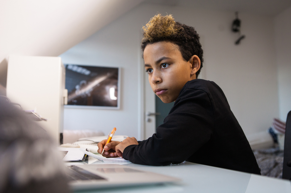 Pojke som sitter och skriver