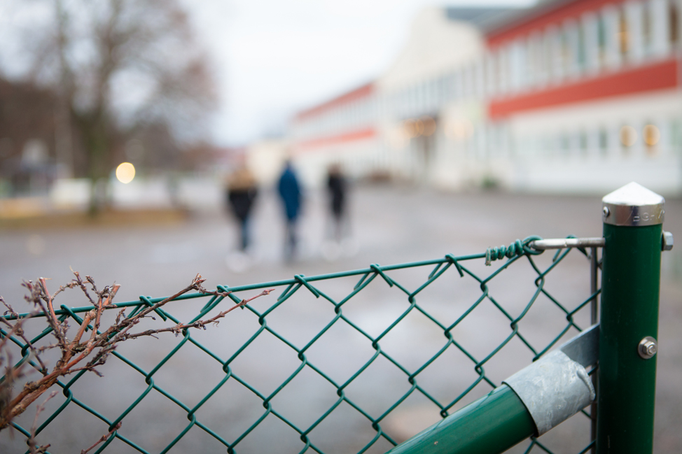 stängsel med skolgård bakom