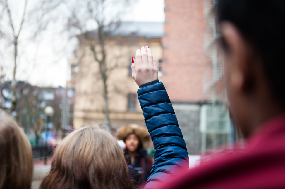 tjej räcker upp en hand
