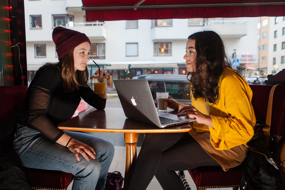 Tjejer framför datorn