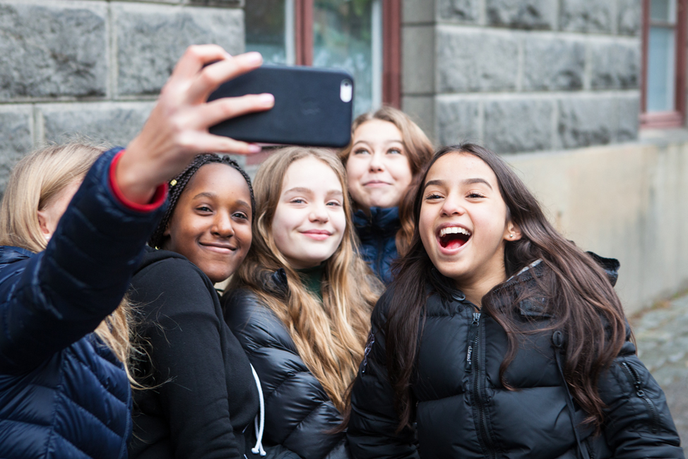 Tjejer tar en groupie