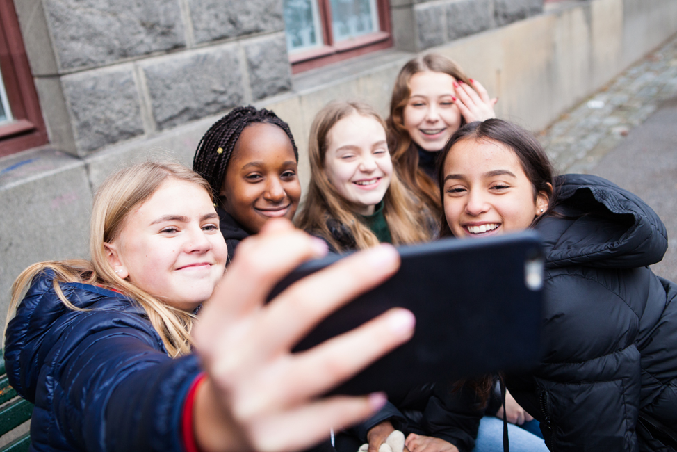 Tjejer tar en stor groupie