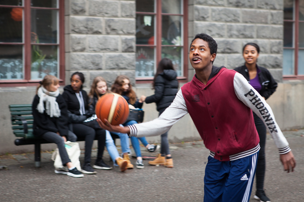 Ungdomar som spelar basket
