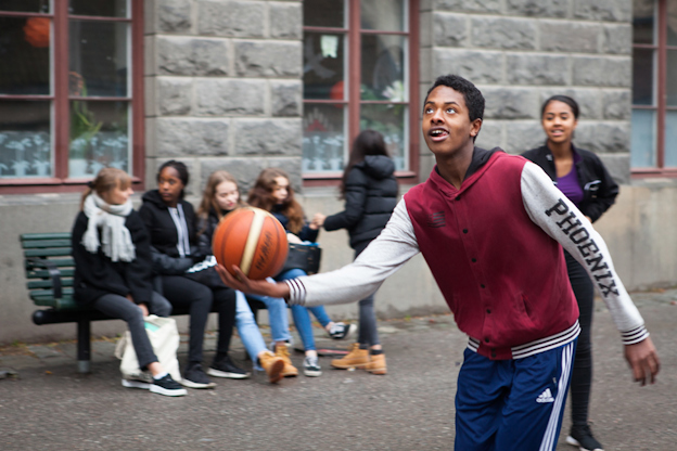 Ungdomar som spelar basket