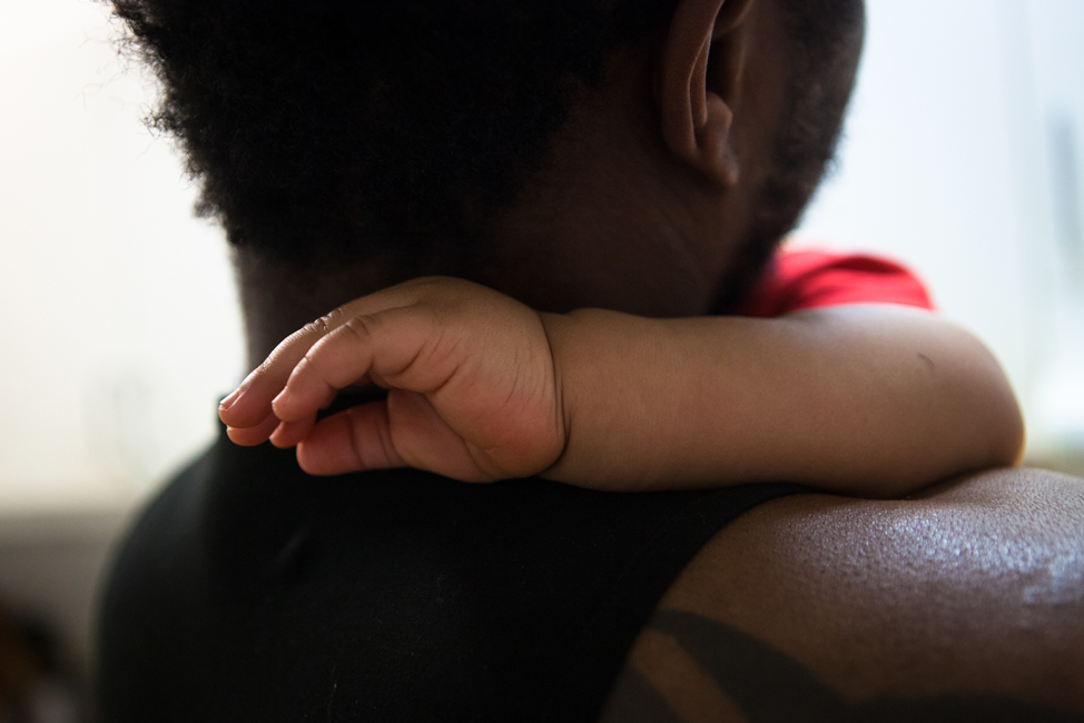 vuxen bär på ett barn