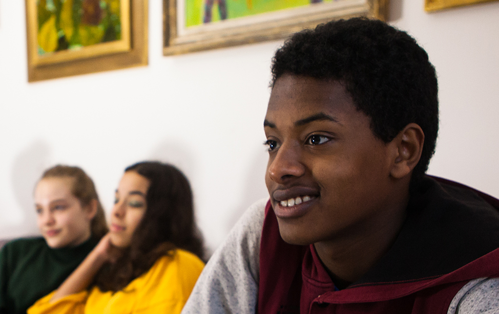 kille med fjärrkontroll