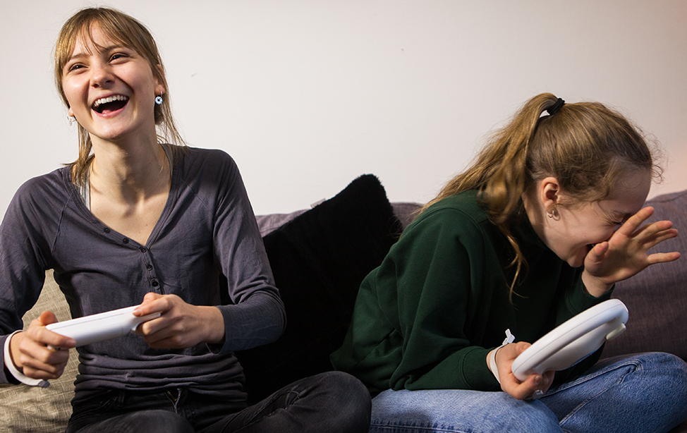 tjejer spelar tv-spel